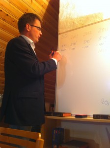 Kassör Jörgen går igenom ekonomin Kassör Jörgen går igenom ekonomin