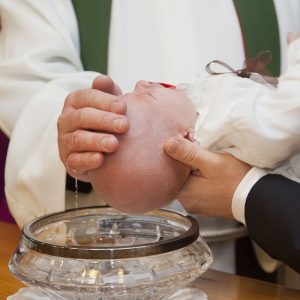 Präst doper ett litet barn