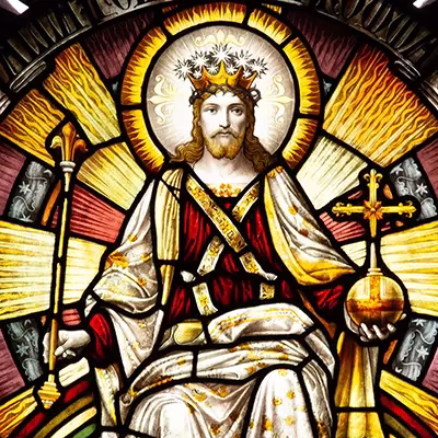 Kyrkfönster i Örebro Nikolai kyrka. Jesus sitter på tronen.