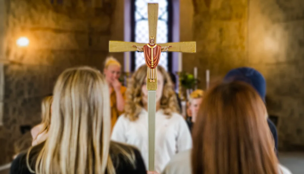 Processionskors med ungdomar i en kyrka i Svenska kyrkan